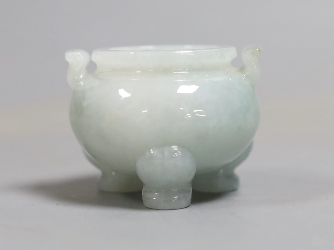A small Chinese jade censer or jossstick holder, 4cm tall